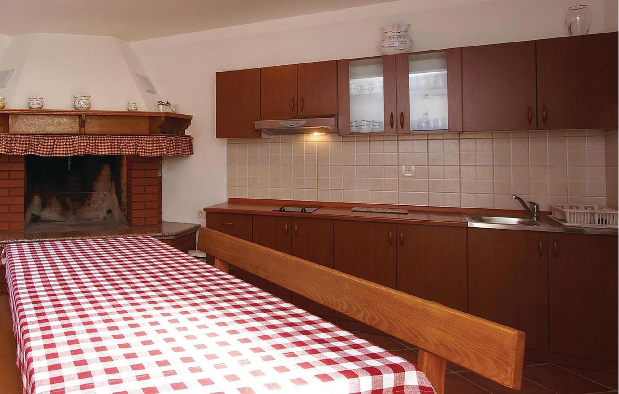 2 Bedroom Awesome Apartment In Plomin Eksteriør billede